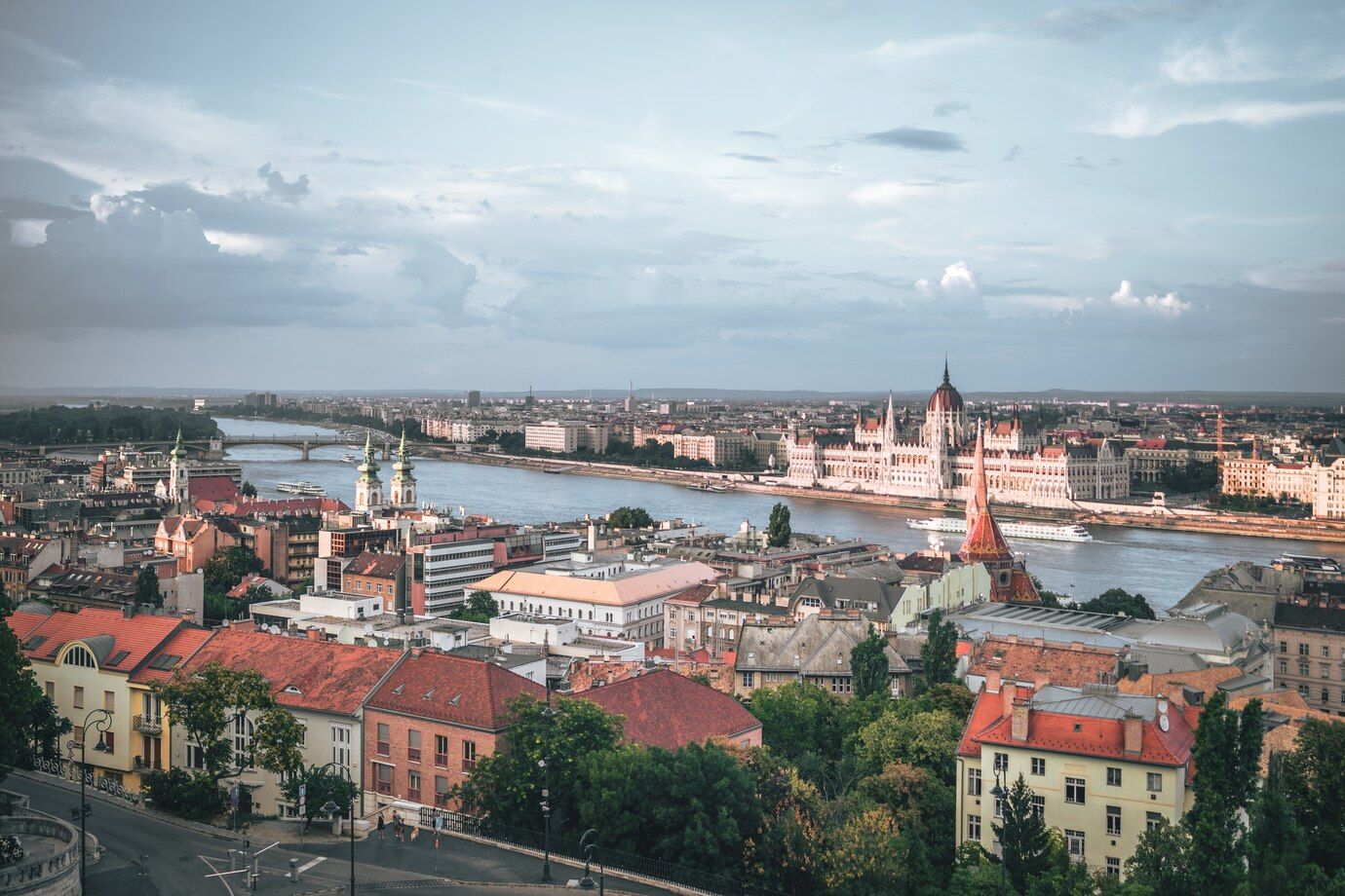 beautiful-view-architecture-budapest_181624-44845.jpg