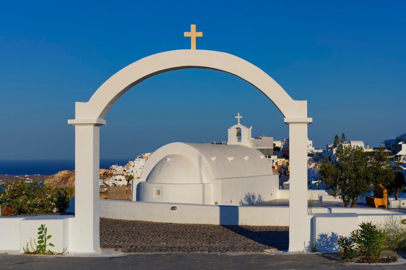 famous-view-oia-morning-santorini-greece_268835-3526.jpg