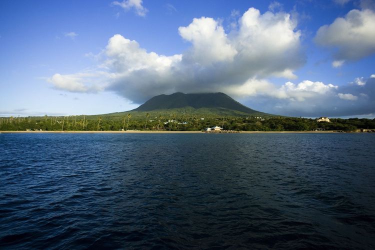 Où se trouve l'île de Nevis ?