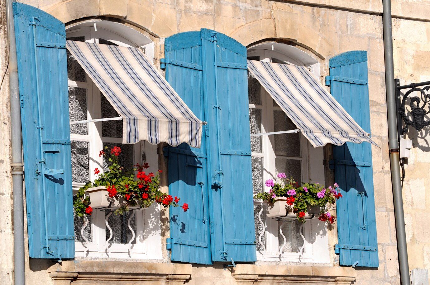 view-blue-wooden-windows-with-pots_1147-22.jpg